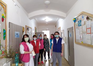 "Sviť, měsíčku, sviť, ať mi šije niť.